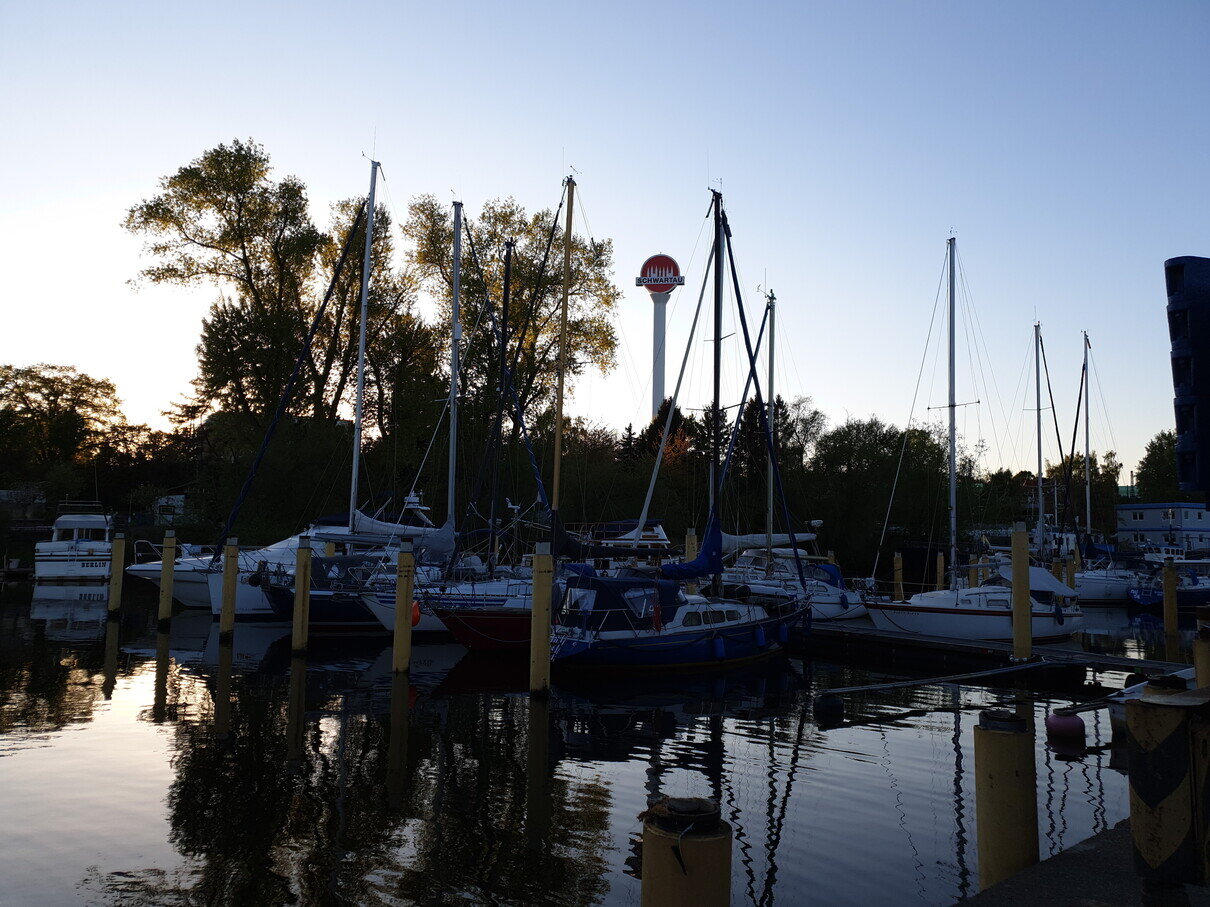 Die Nord-Ost Marina in Bad Schwartau mit Blick auf das Logo der ortsansässigen Marmeladenmarke