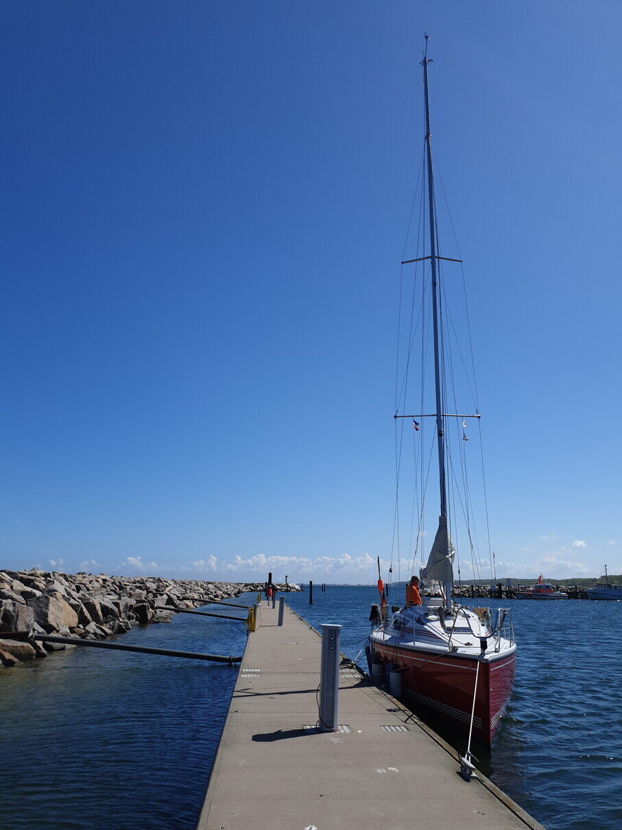 Die Blitz im Hafen von Kühlungsborn mit einem etwa 13m hohen Mast, ihre Länge über Alles beträgt 9.99m