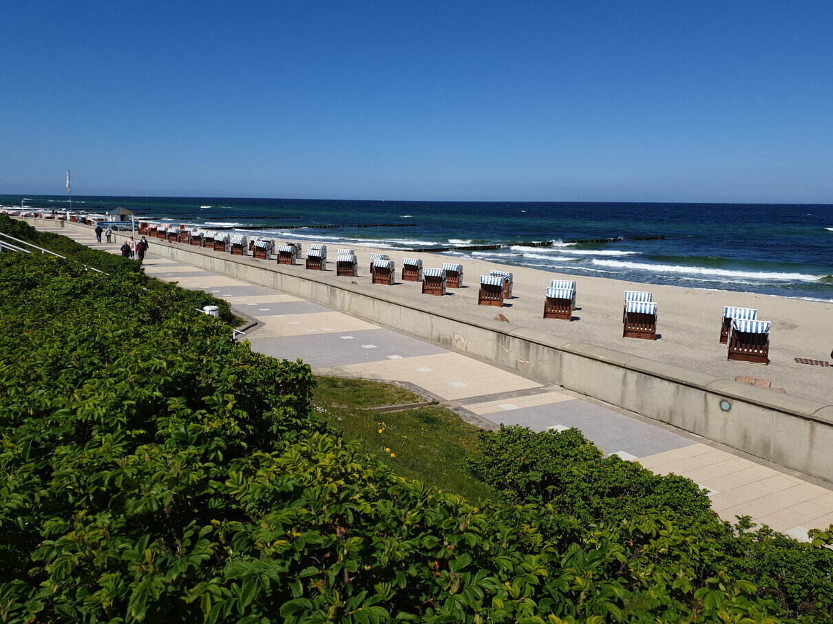 Strandkörbe und sonniges, etwas kühles Wetter in Kühlungsborn