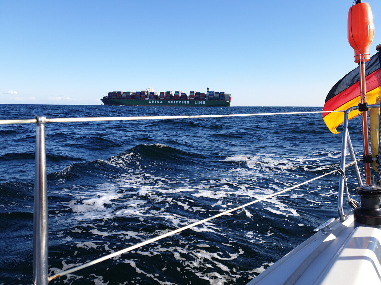 Containerschiff von 400m Länge mit einer entsprechend großen Bugwelle