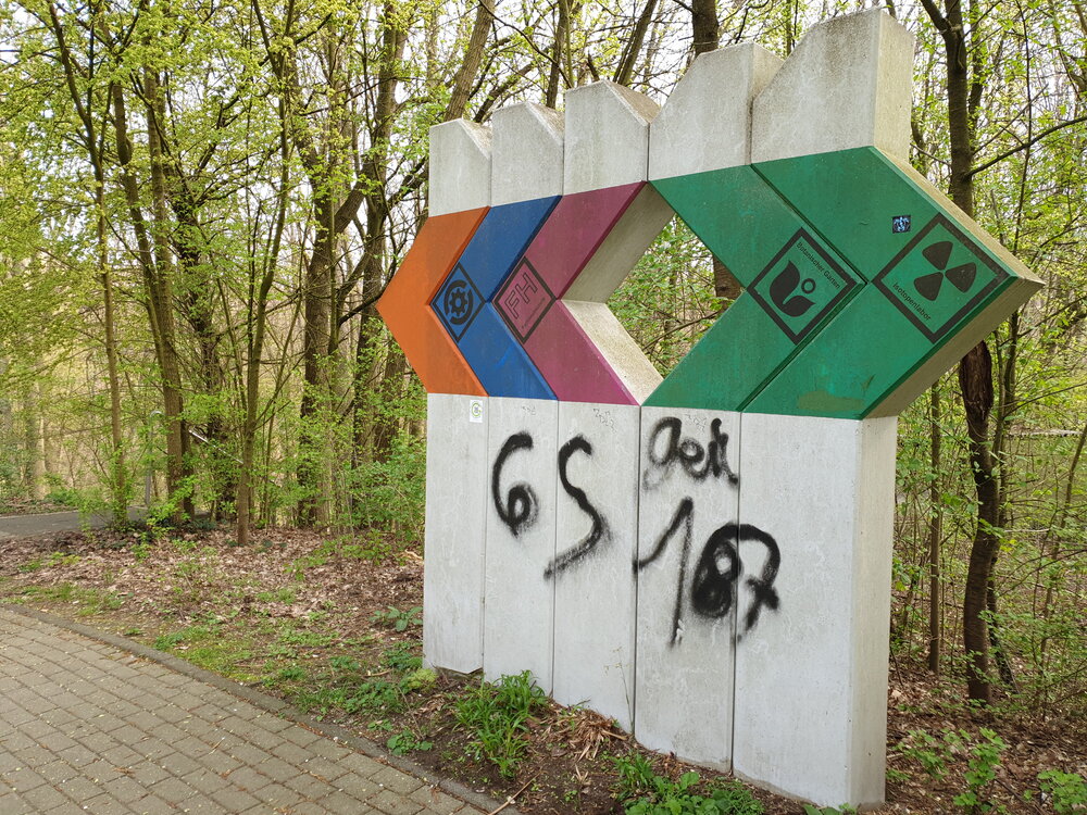 Die Beton-Wegweiser am Eingang des Botanischen Gartens bei Gebäude ND