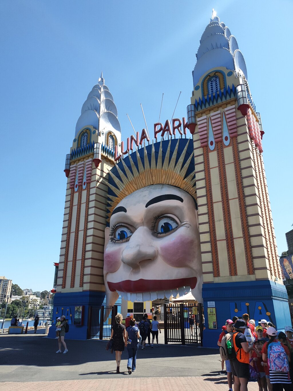 Der berühmte Eingang von Luna Park in Sydney, der im Jahr 3000 sich auf dem Mond befindet…