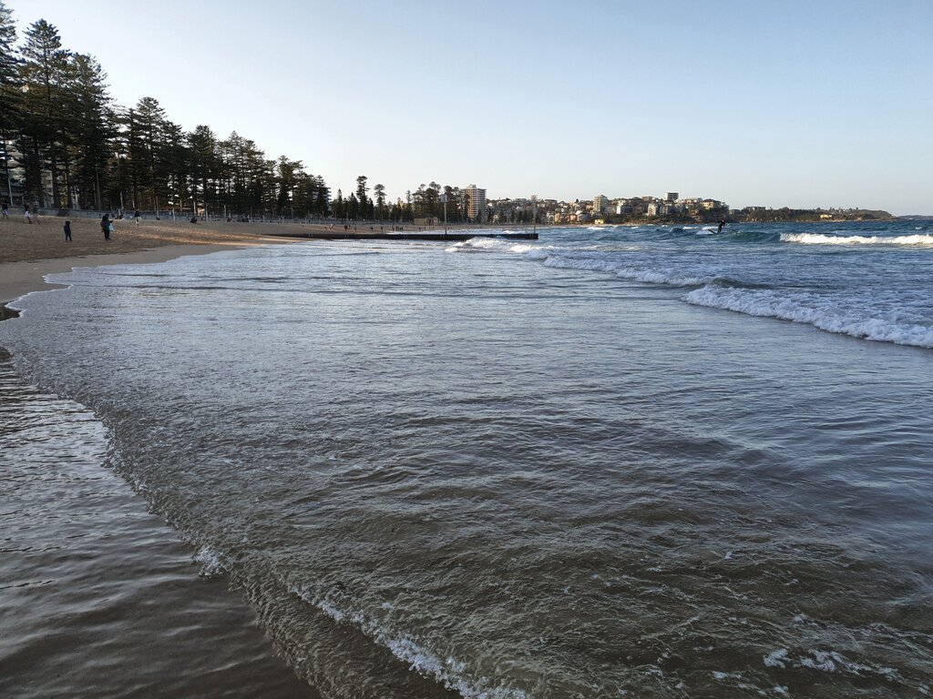 Ein Surfer trotzt dem australischen Winter an Manly Beach.