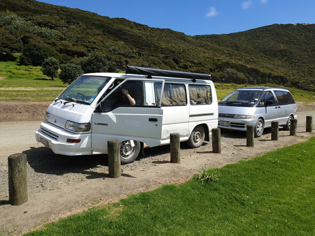 Zwei typische Backpacker-Campervans