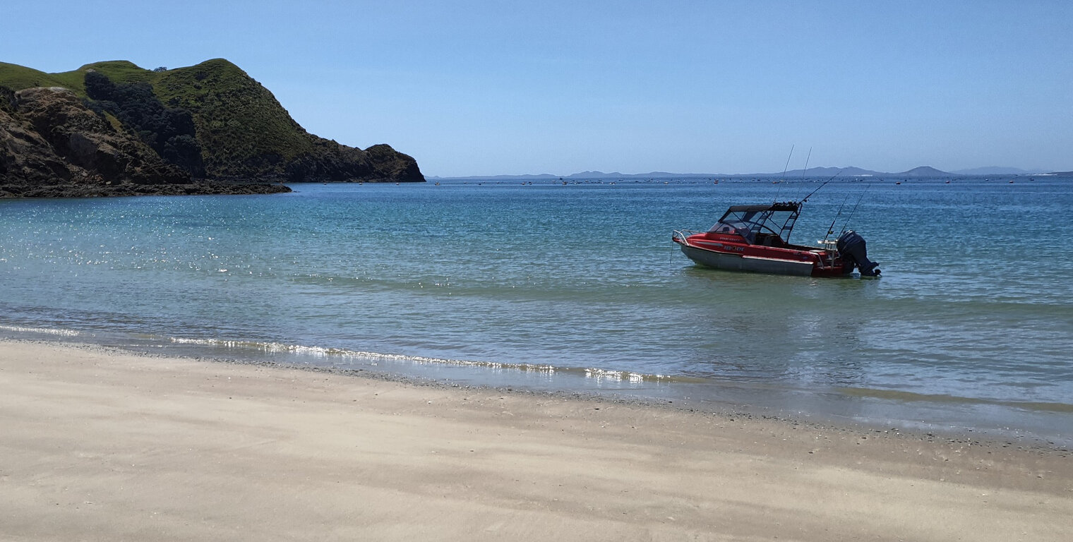 Malerisch liegt Grahams Boot vor dem Strand