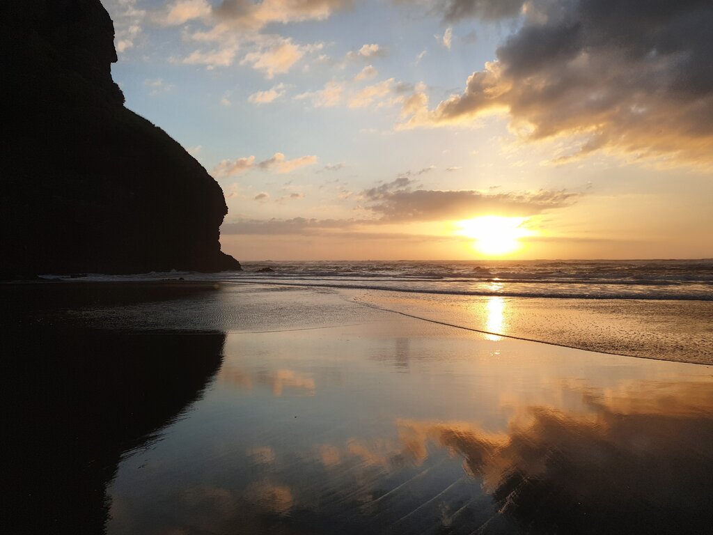 Ich habe heute einen spektakulären Sonnenuntergang in Piha gesehen.