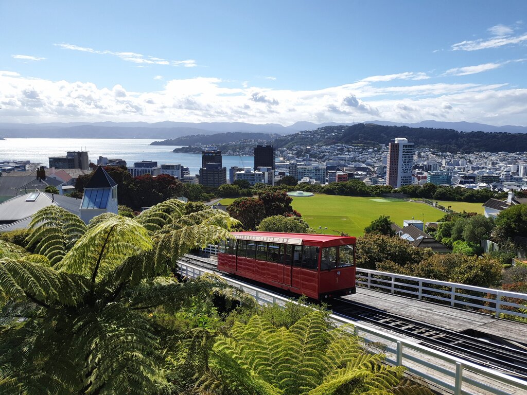 Das Wellington Cable Car rollt gemächlich den Berg hinauf.