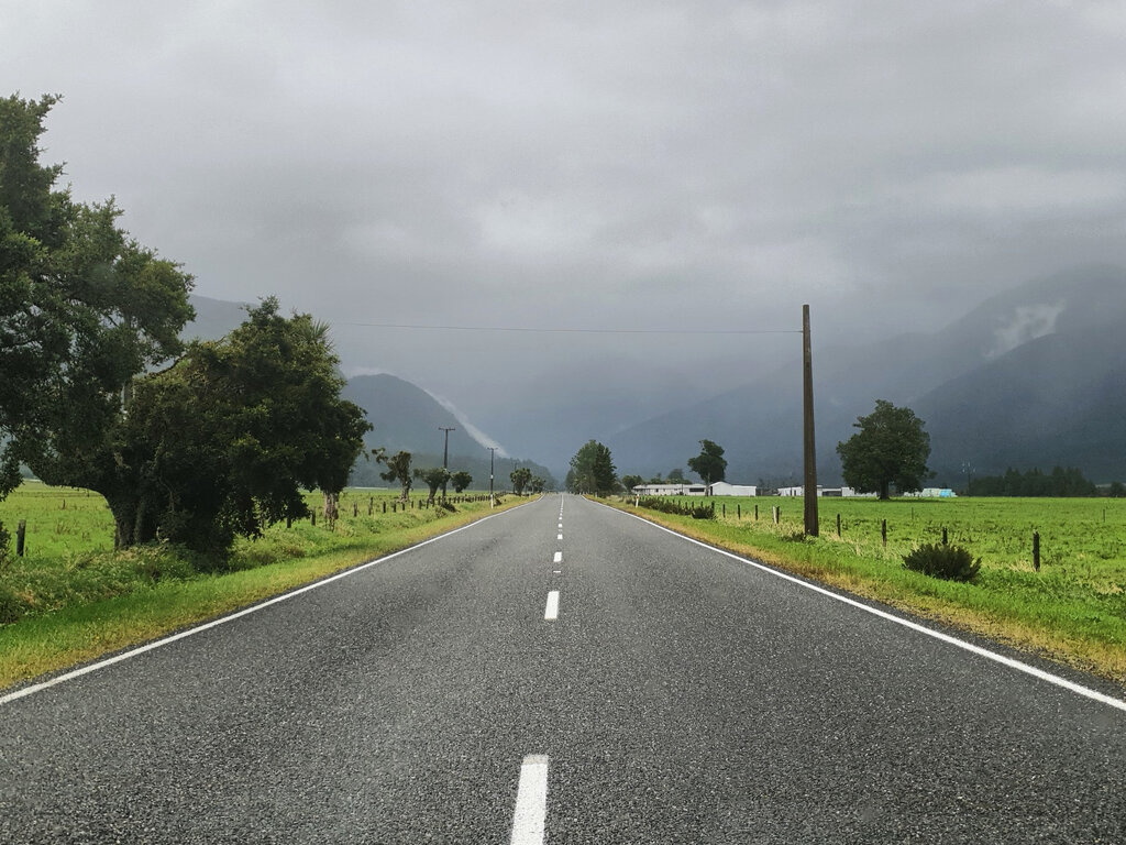 Typische Straße auf die Berge zu