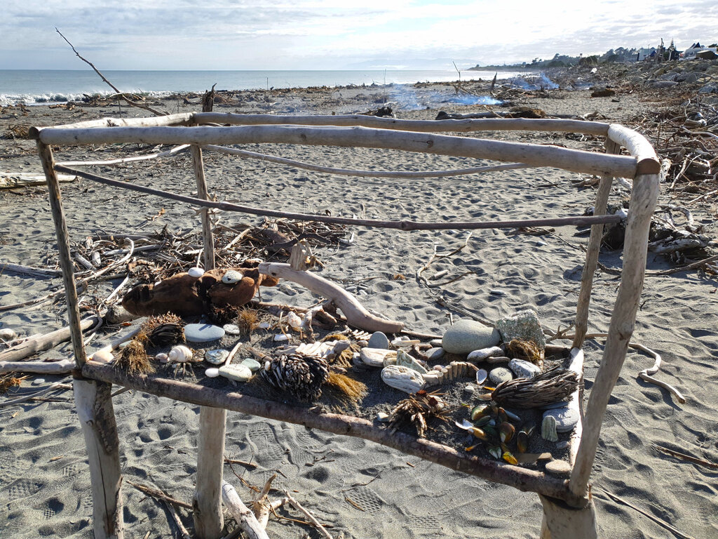 In einem Kasten wurden einige der spannensten Dinge, die am Strand von Hokitika gefunden wurden, ausgestellt.