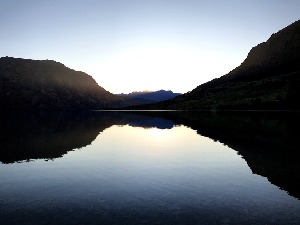 Der Sonnenuntergang an Lake Hawea hat sich toll in dem glasklaren Wasser gespiegelt.