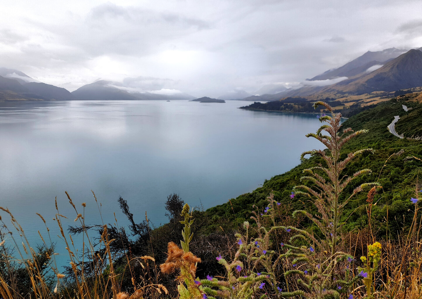 An Lake Wakatipu verbindet eine sich schlängelnde Straße Queenstown und Glenorchy.