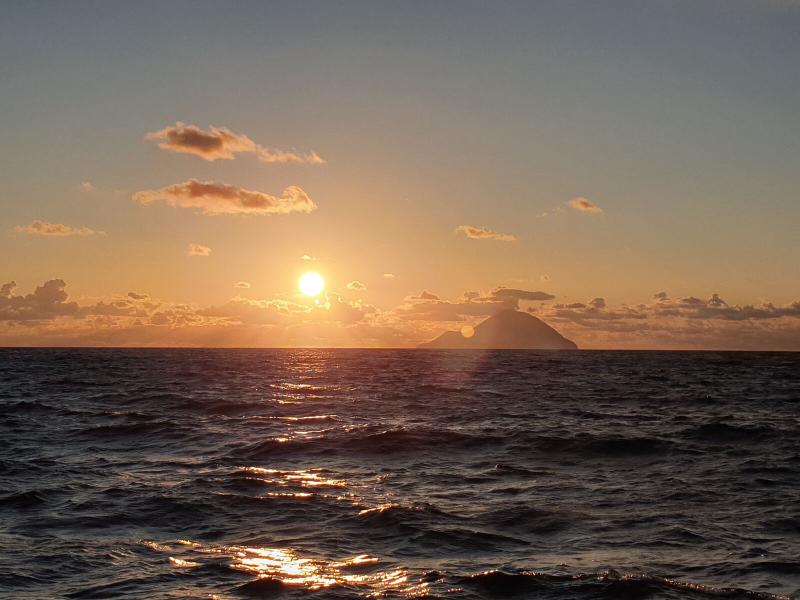 Featured image of post Vulcanic islands and sailing boats