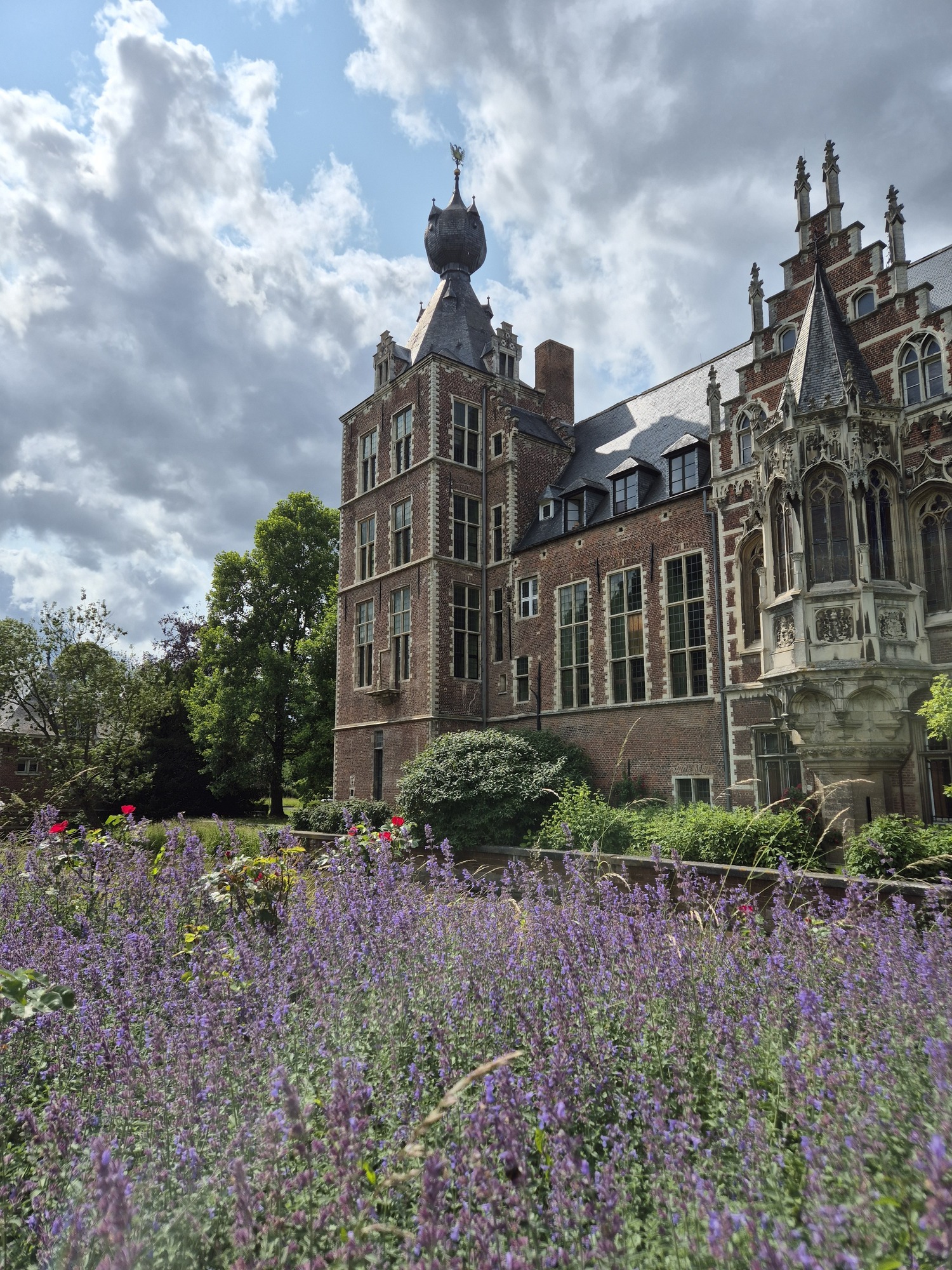 Die Verteidigung fand im Hauptsaal des Schlosses Arenberg statt.