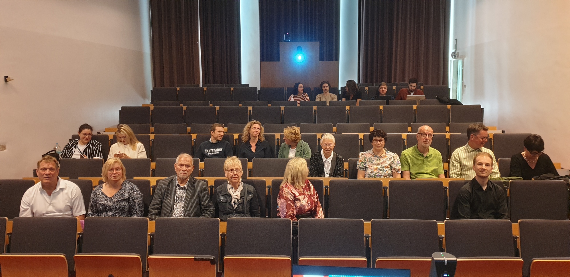 Langsam füllten sich die Plätze.