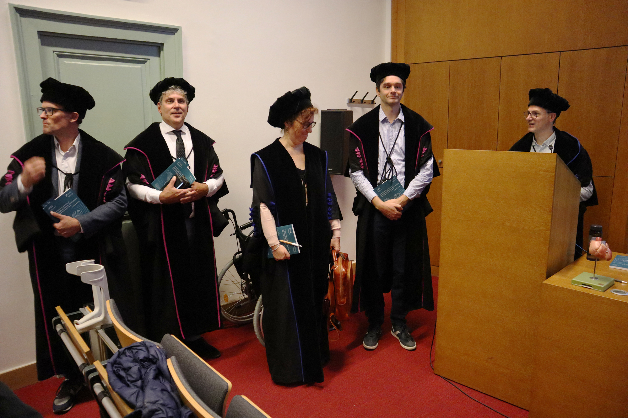 Der Vorsitzende stellte die Jury vor.