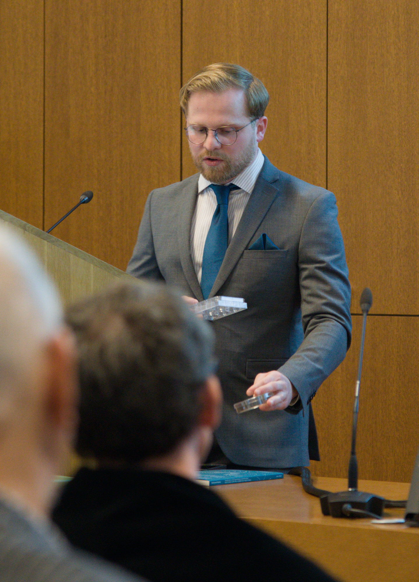 Ich hatte einige Petrischalen dabei, um die Größe der Herzgewebeproben zu demonstrieren.