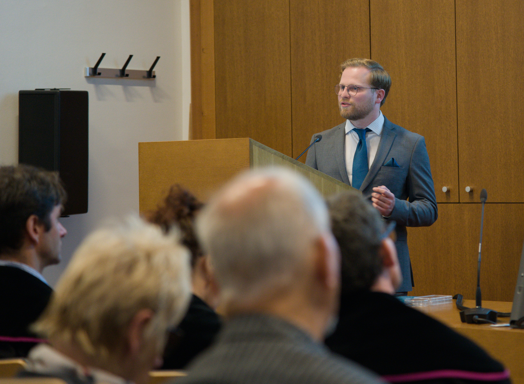 … stand ich hinter einem Rednerpult.