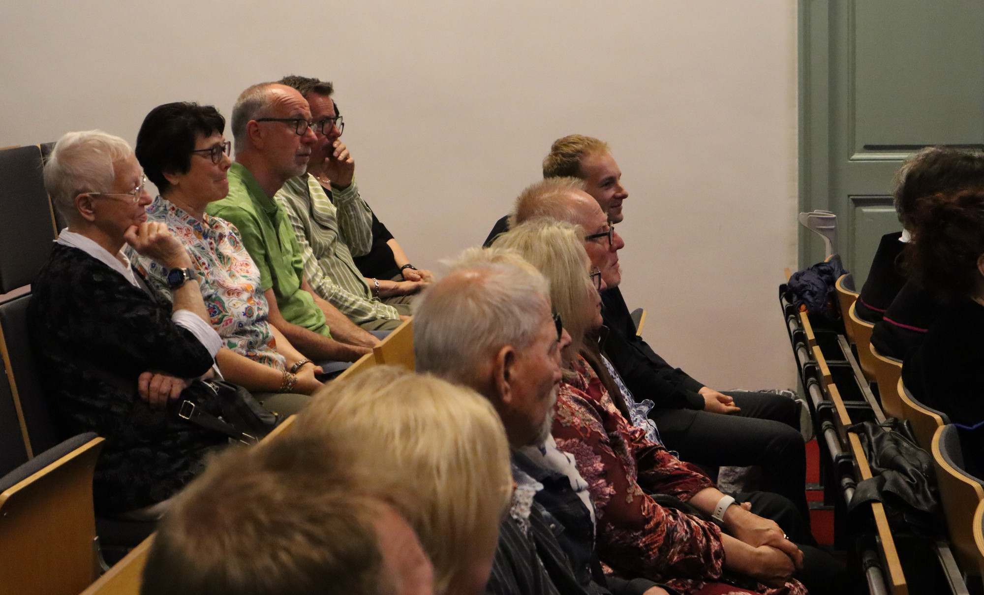 Während das Publikum geduldig zuhörte, …