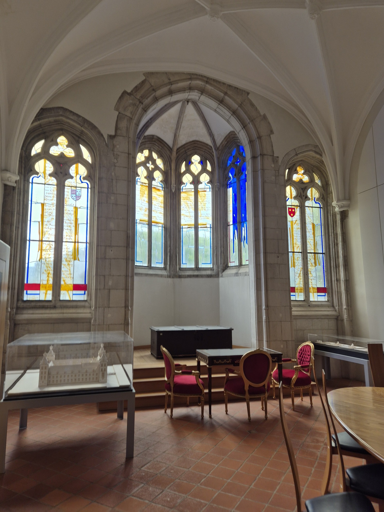 Nach einer kurzen Wartezeit, während der die Professoren in der Kapelle des Schlosses berieten, …