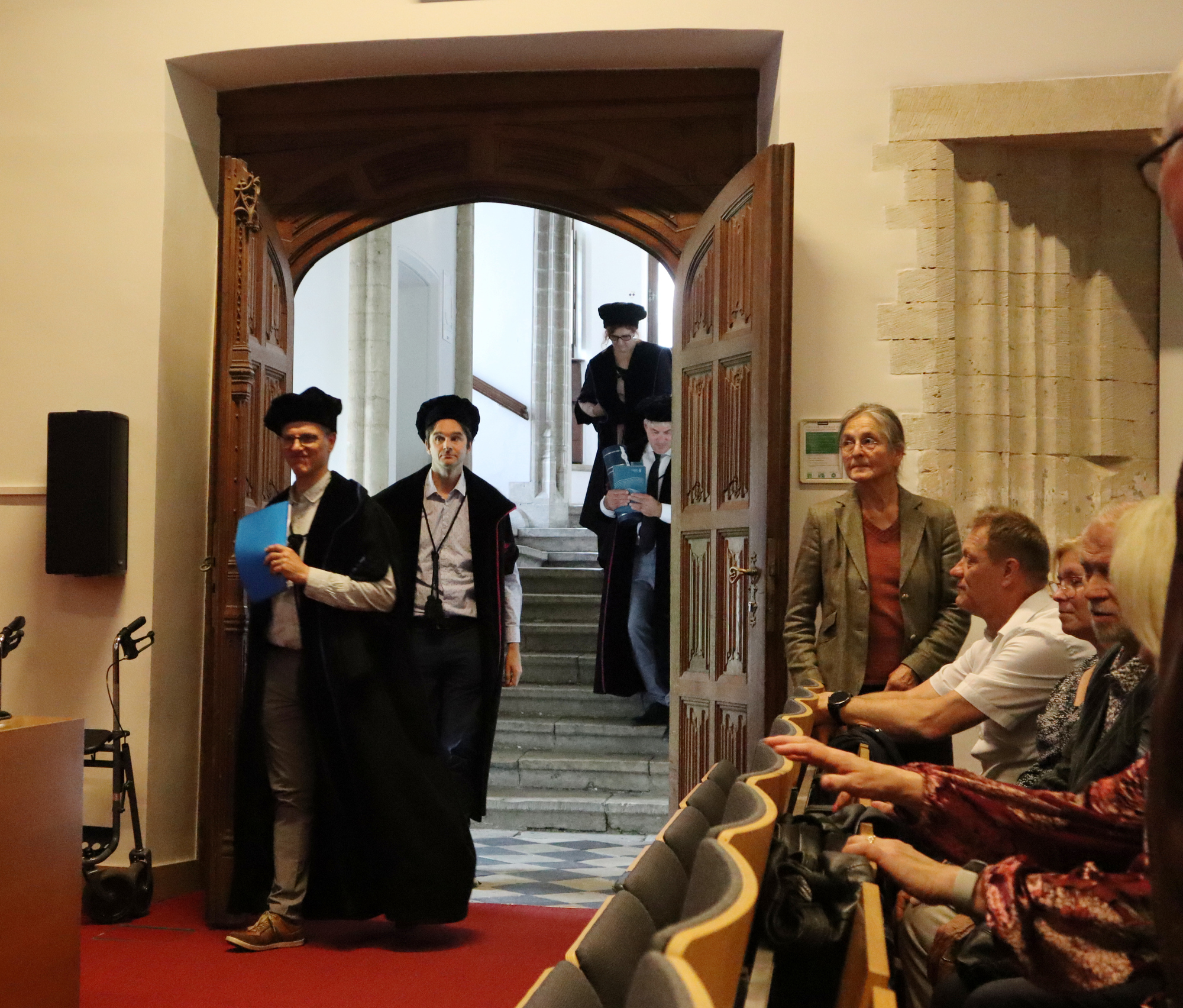 … kehrten sie mit den Urkunden in der Hand zurück.