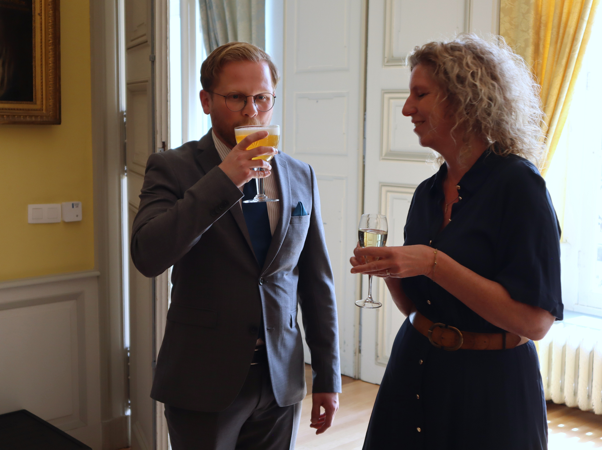 Ein wohlverdienter erster Schluck Bier.