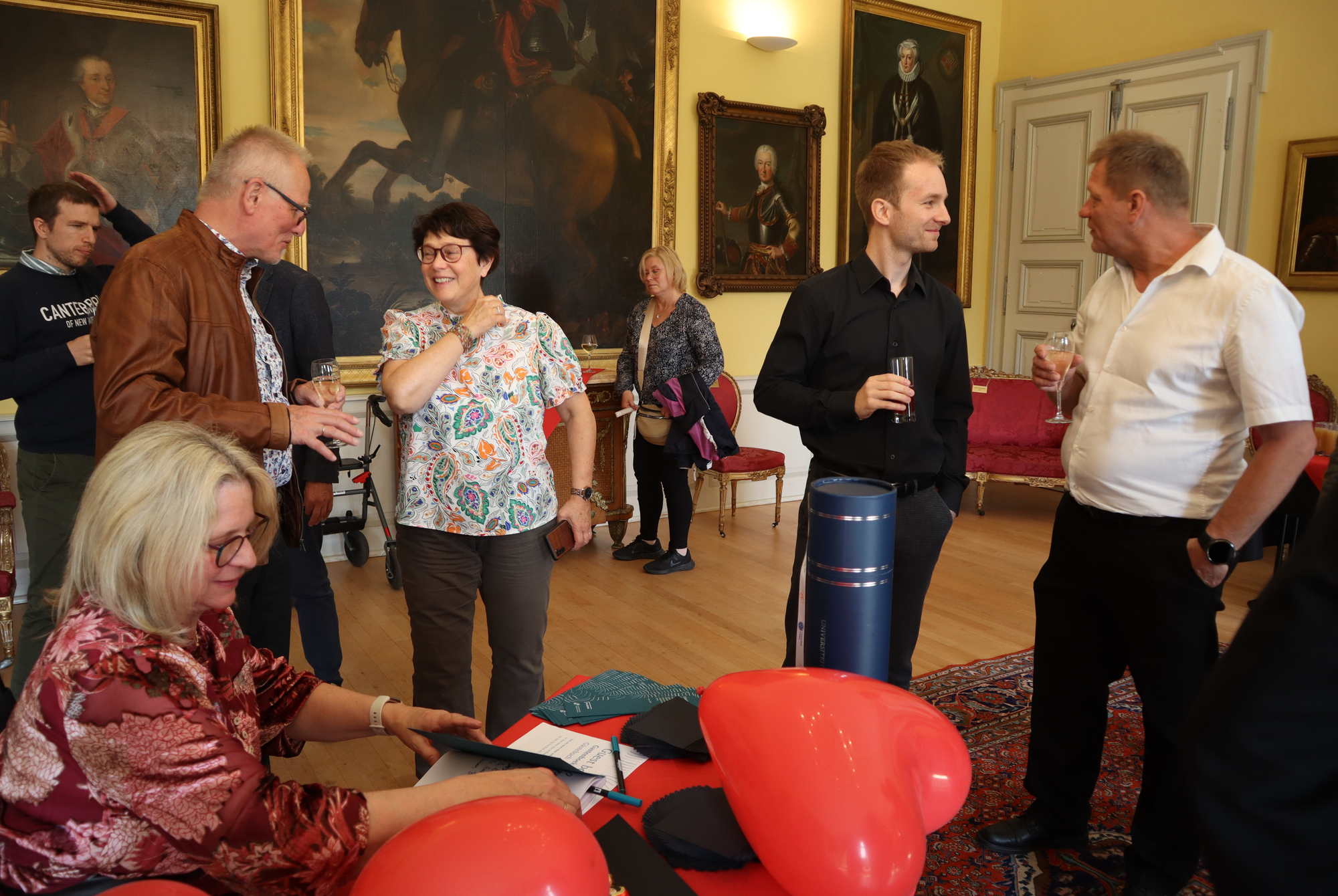 Mein Doktoratsdiplom im “Bul” ragte über herzförmigen Luftballons empor.
