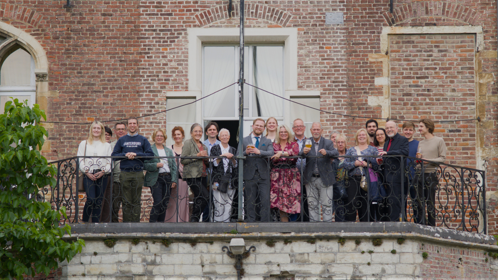 Ein Gruppenfoto aller Gäste auf dem Balkon des Schlosses.