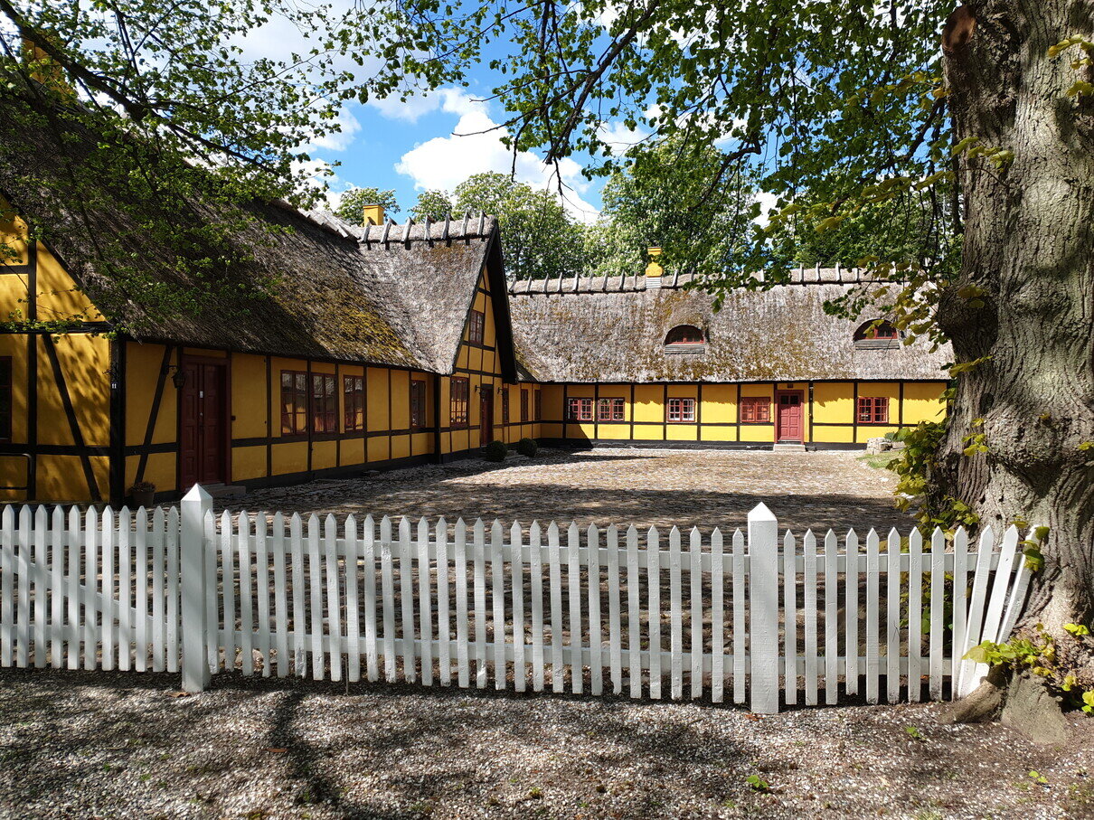 Eines der hübschen Häuser im Schlosspark