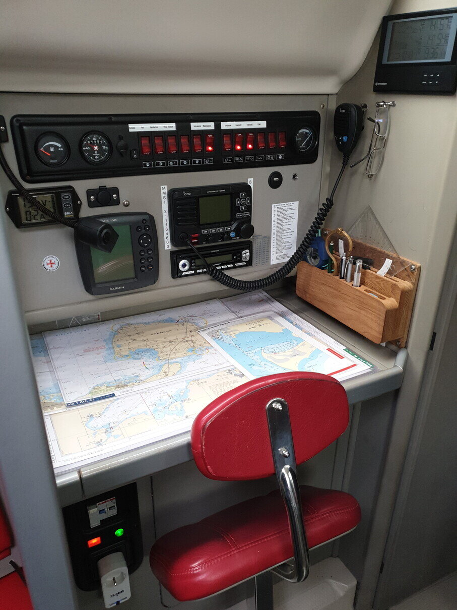 Der Navigationstisch mit Funkgerät, GPS, AIS und weiteren wichtigen Instrumenten für die Schifffahrt