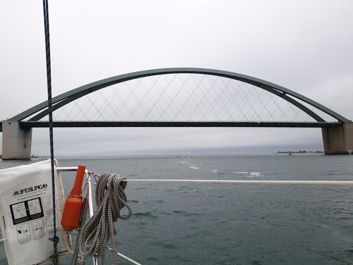 Die Fehmarnsundbrücke von Westen aus gesehen