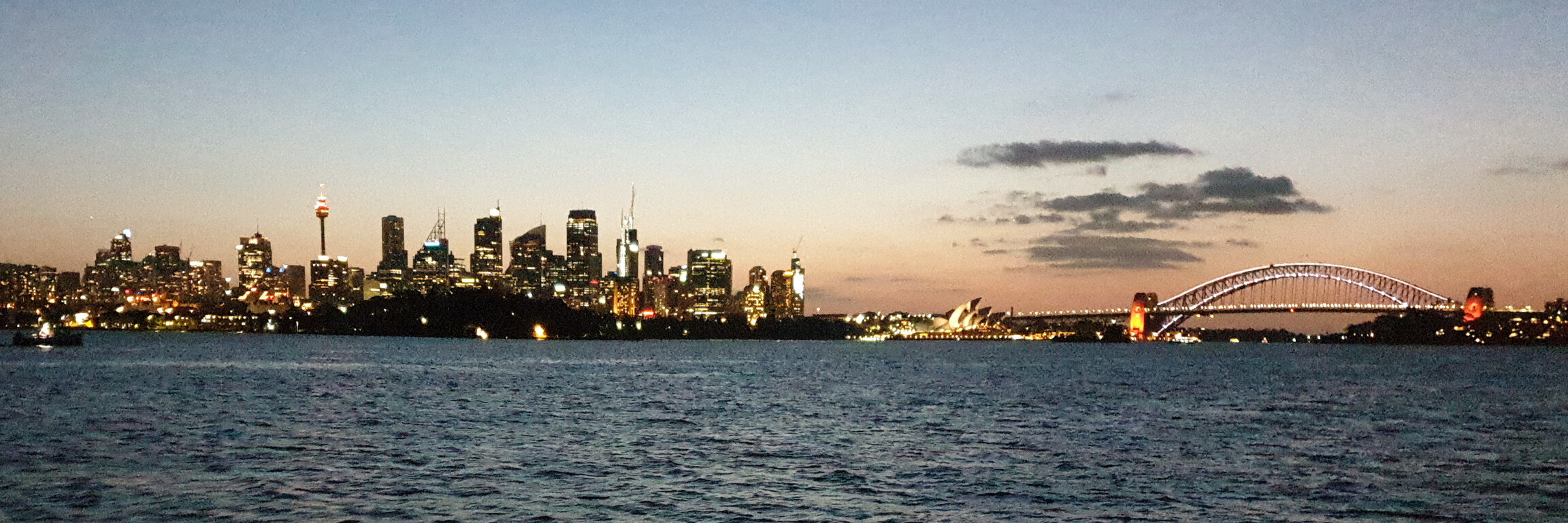Die Skyline von Sydney bei Abenddämmerung