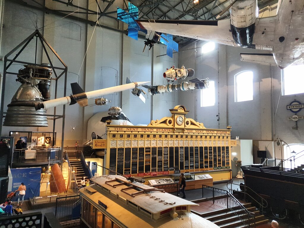 Modelle diverser Raumfahrzeuge und ausrangierte Züge im Powerhouse Museum