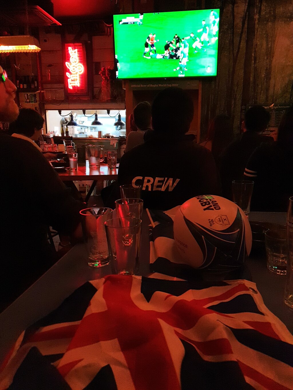 Gemütlicher Abend in der Bar mit Liveübertragung des Rugby World Cup aus Tokio