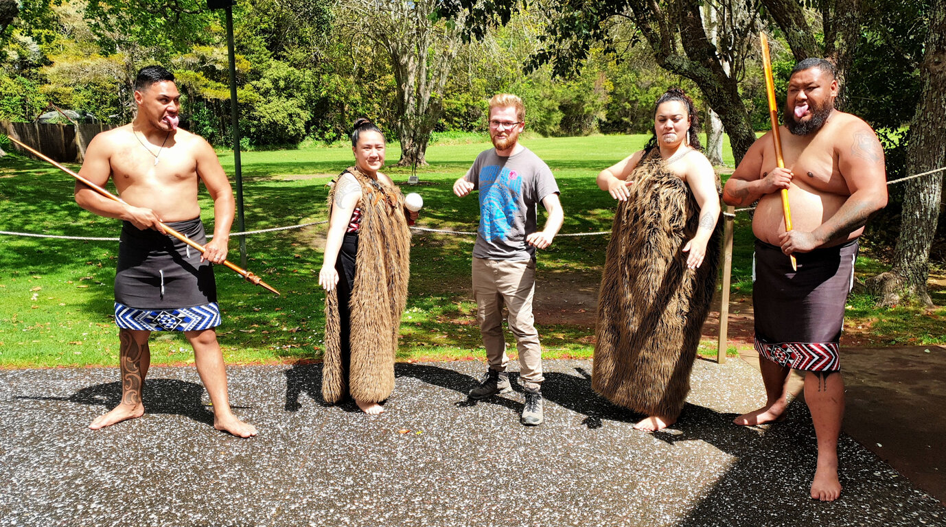 Vier Maori und ein verwirrter Tourist