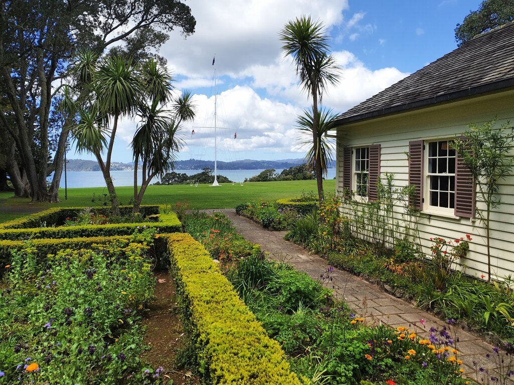 Fahnenmast in Waitangi nahe einem der ältesten Häuser Neuseelands