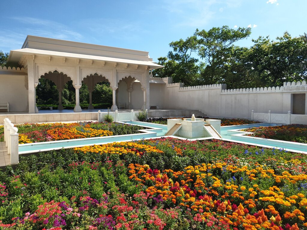 Ein indisch angehauchter Garten mit viel Licht und Farbe