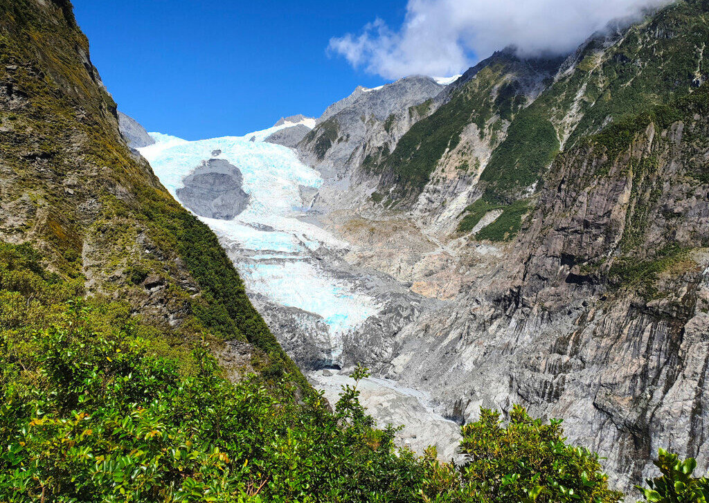 Näher kommt man an den Franz-Josef-Gletscher nur per Helikopter, die durchs Tal donnern.