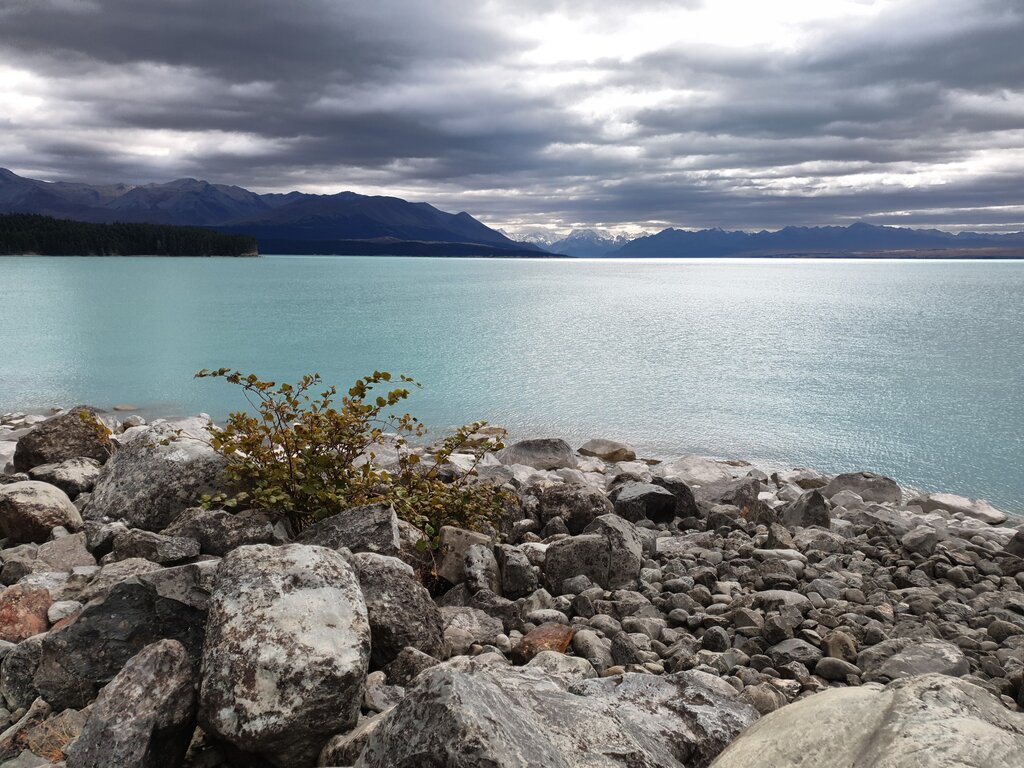 Gesteinspartikel verleihen Lake Pukaiki seine starke blaue Farbe.