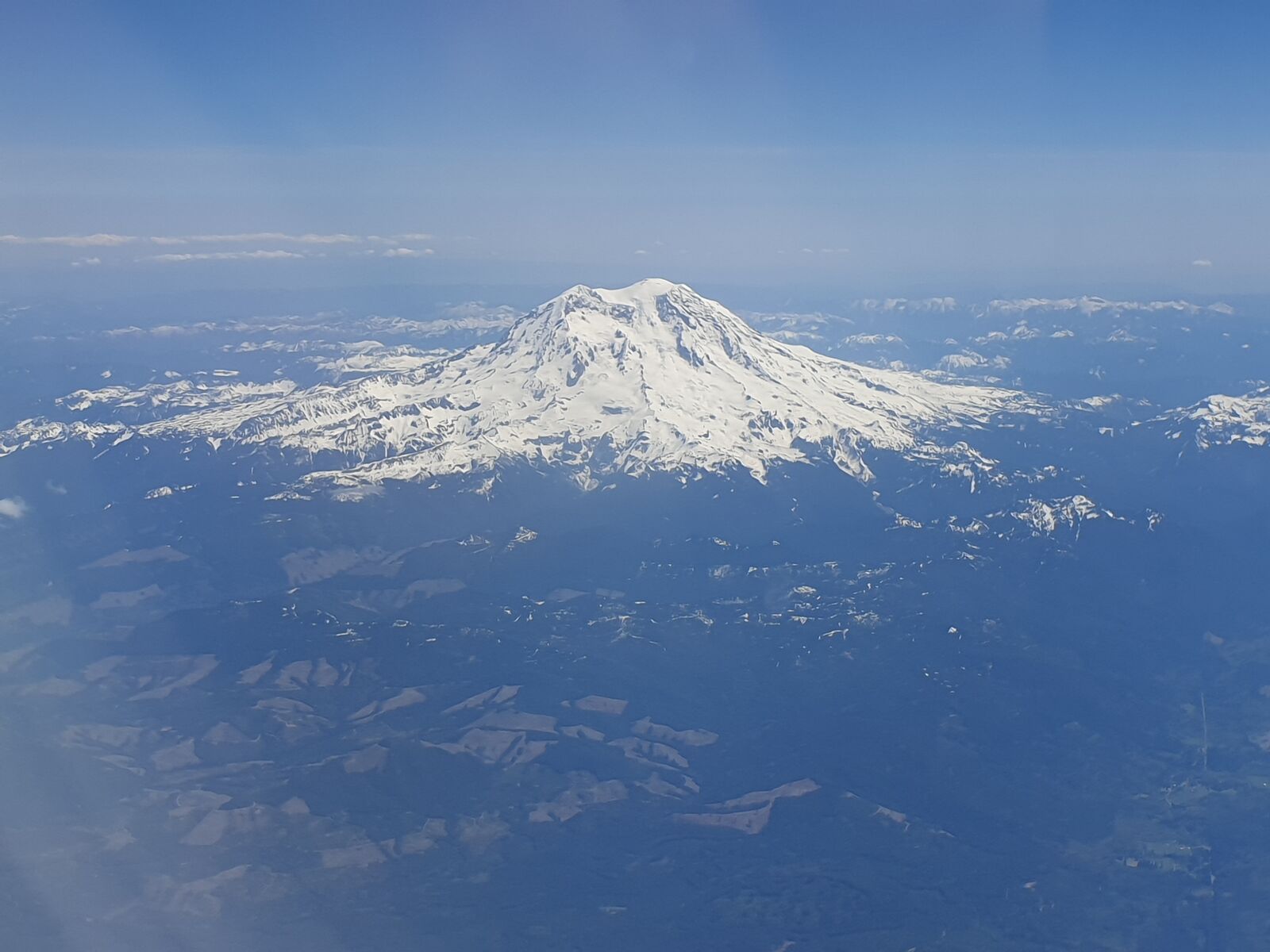 Schon beim Anflug sah man die berühmten Vulkane des pazifischen Nordwesten, hier Mount Rainier.