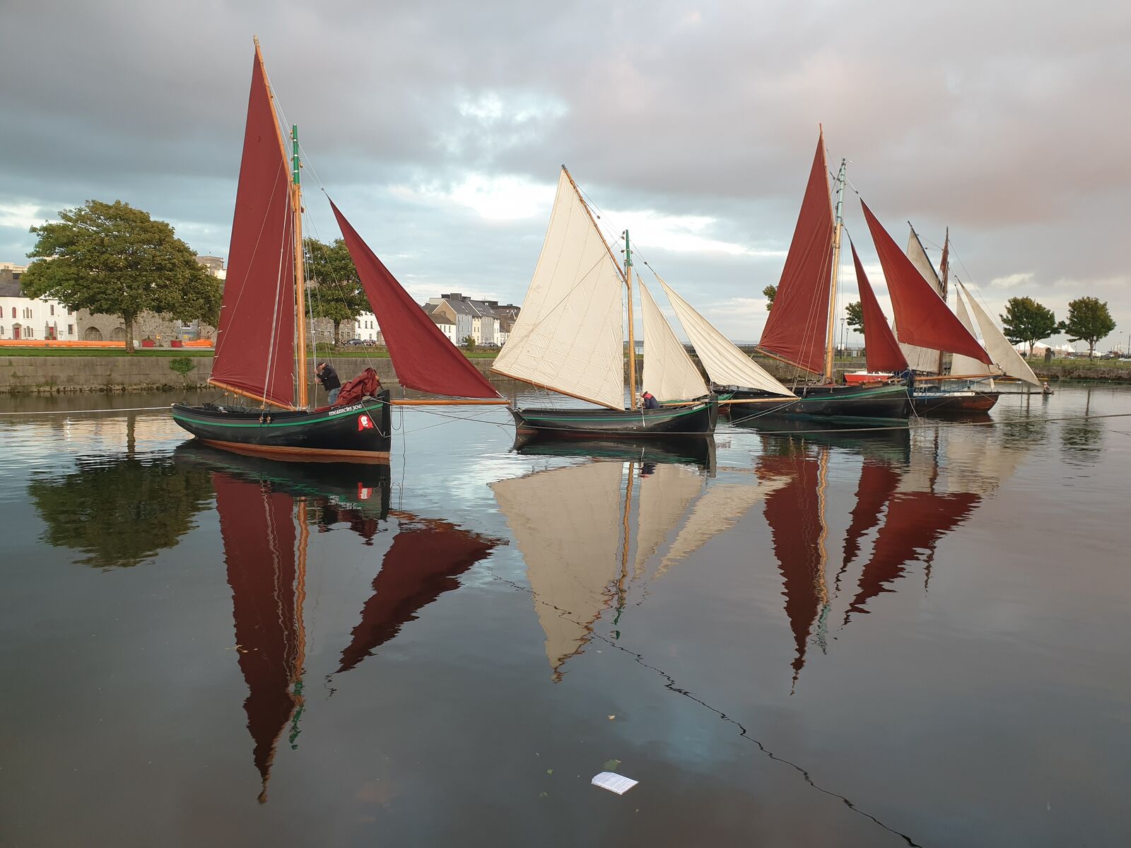 Drei sogenannte Galway hooker Fischerboote