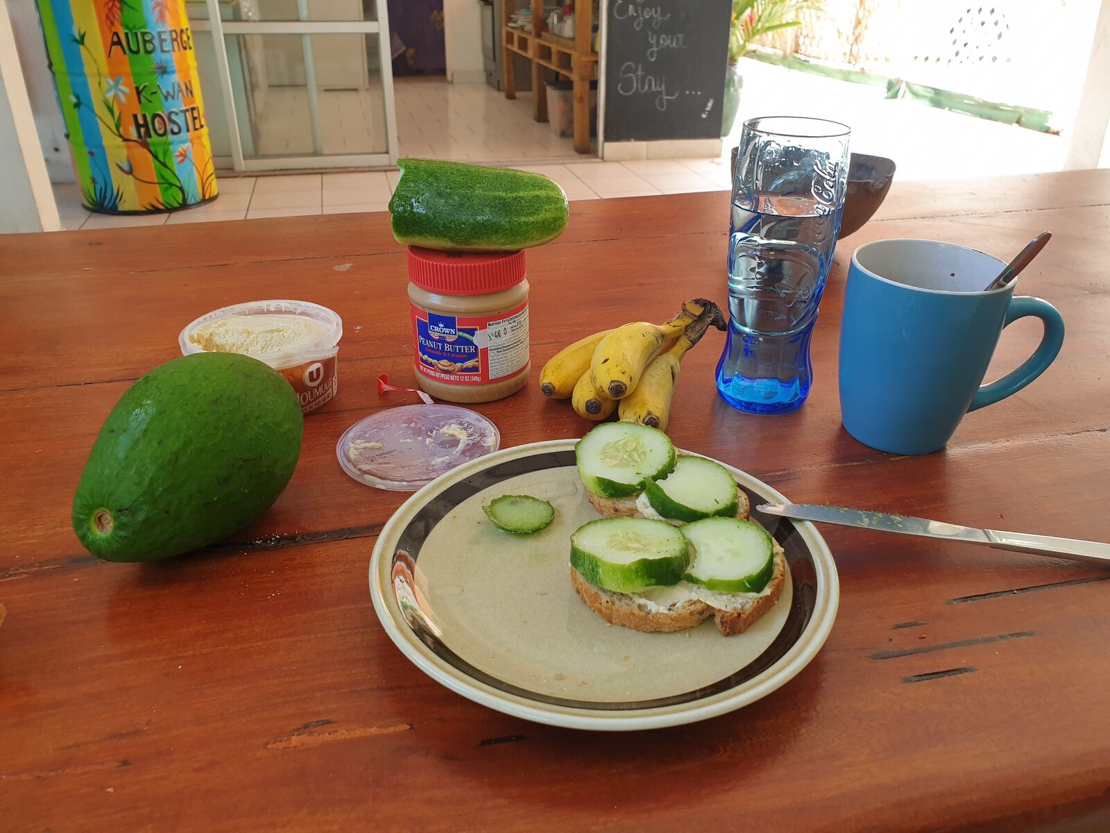 Mein Hostelfrühstück mit Brot, Banane, Gurke und Avocado aus Guadeloupe